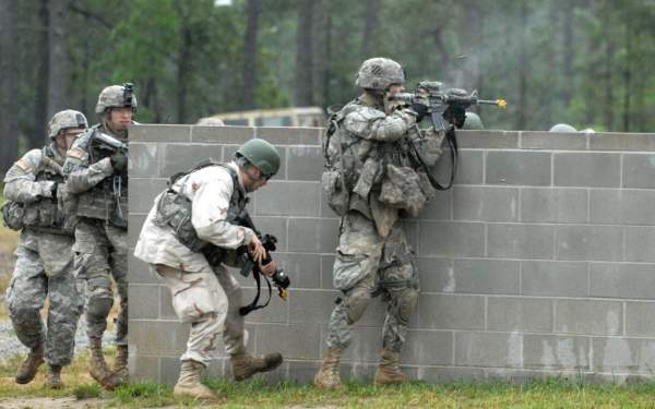 Fort Benning es una de las mayores bases del ejército situada cerca de la ciudad de Columbus, Estados Unidos. La base se extiende por los condados georgianos de Muscogee y Chattahoochee, junto con el condado de Russell en Alabama. Imagen cortesía de Spc. Ben Hutto, 3rd HBCT, 3rd ID Public Affairs.