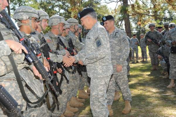 La base apoya a más de 130.000 miembros del ejército y sus familias. Se extiende a lo largo de 181.626 acres (73.501ha) de terreno. Fort Benning se utiliza para impartir formación básica a las unidades de infantería del ejército estadounidense. Imagen cortesía de John Davis.