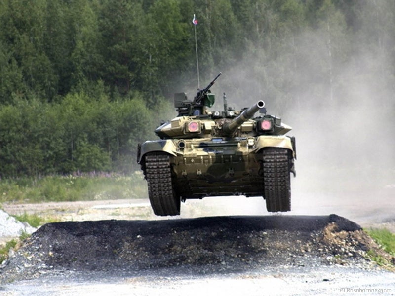 تم تجهيز دبابة T-90 بكل من الدروع التقليدية والدروع التفاعلية المتفجرة.  الائتمان: Rosoboronexport.