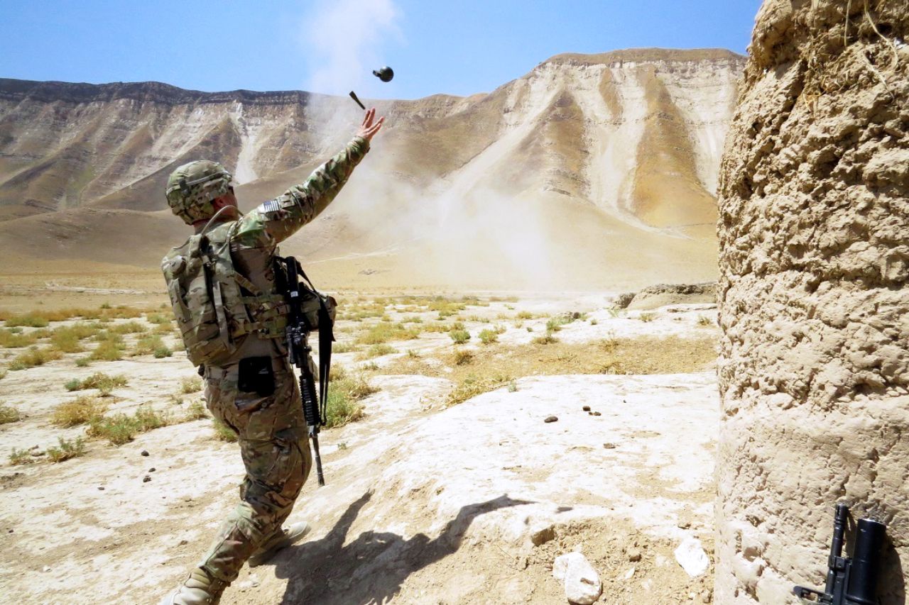 Солдаты кидают. Военный с гранатами. Гранаты спецназа. U.S Army ночной Афганистан. Солдат с гранатой.