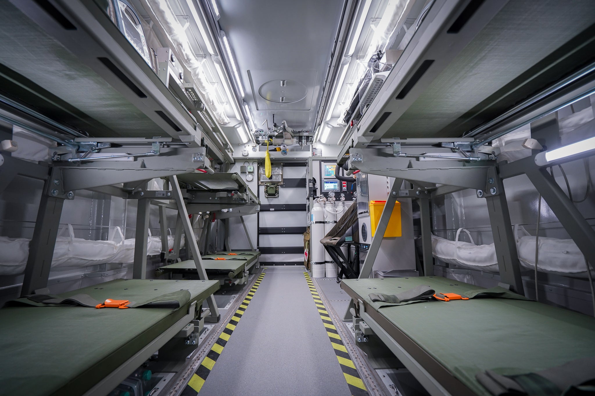Die Ankunft eines Airbus-Containers zum Transport geschützter Verwundeter nach Deutschland